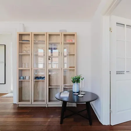 Cozy Close To Center *